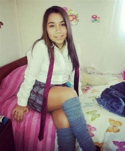 Colegialas de 16 años mostrando sus braguitas